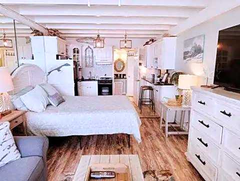 COUPLES GETAWAY, HONEYMOON SWEET, Perfectly Cozy Beach Front Condo with kitchen, pool, free parking,CHECK-IN AT DOOR