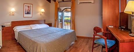 Double or Twin Room with Mountain View