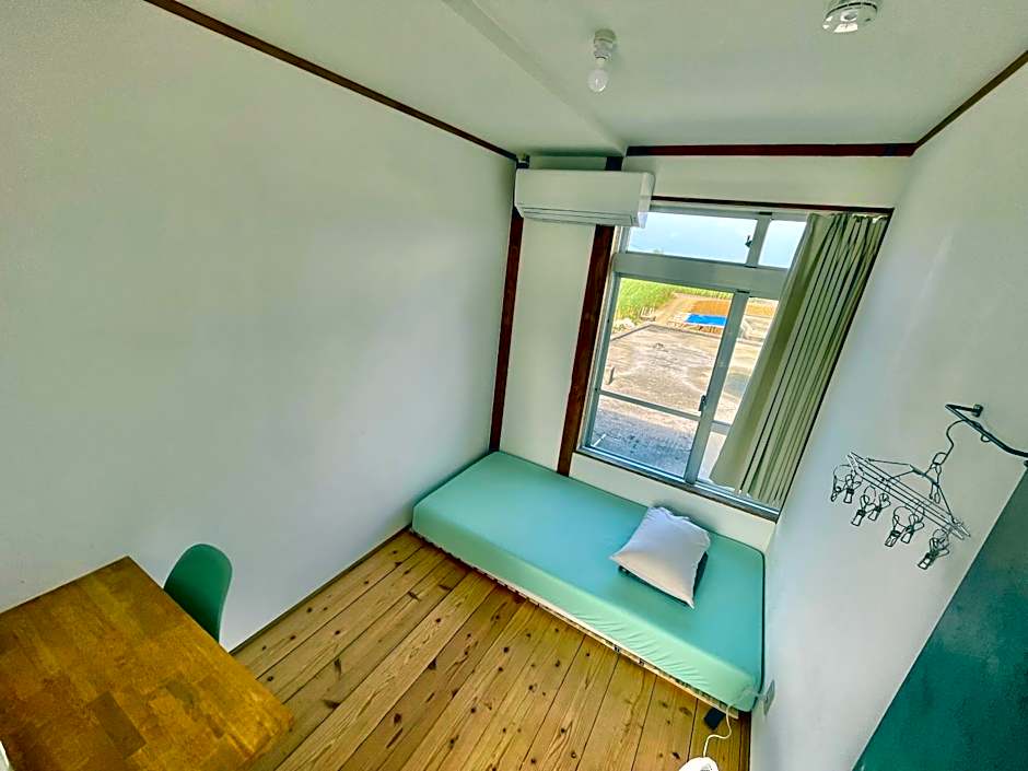 交流型ゲストハウス伊良部ジャーニーインIrabu Joureny INN#毎日みんなで夕食会#ゲストさんは20-30代が中心#海徒歩1分#空港車で5分#本格フィンランドサウナ付き#海と星と夕日が見える屋上あり