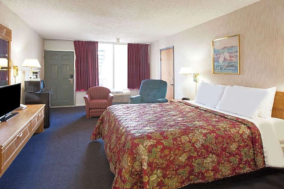Days Inn by Wyndham Clinton