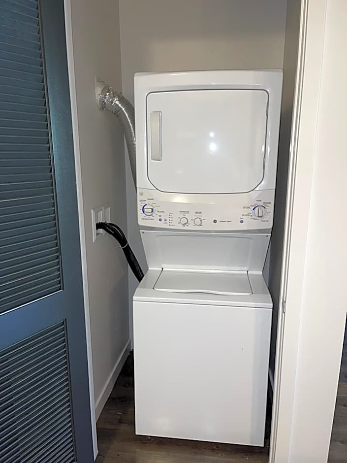 Luxury Designed 2 Bedrooms Part Hotel in Woodland Hills CA