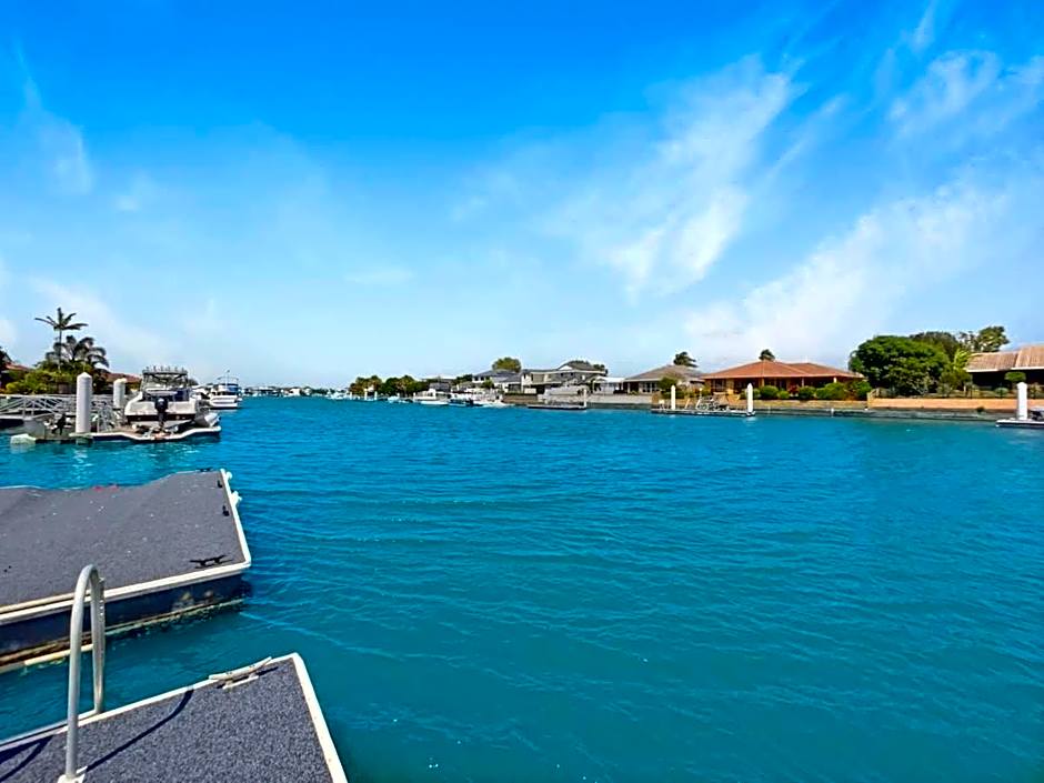 Spacious Holiday Unit on Canal at Banksia Beach