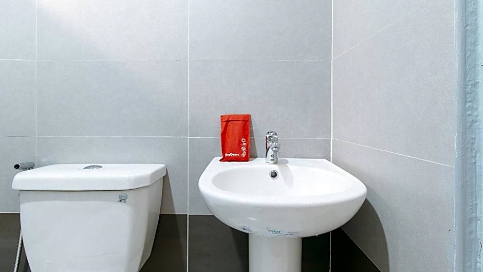 RedDoorz Plus @ Torre De Manuel Residences 1