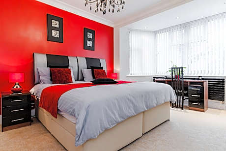 King-Shared Bathroom-Street View-Cherry Room