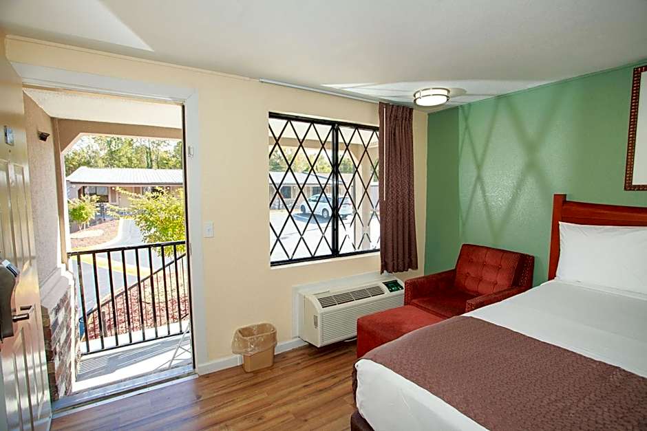 Travelodge by Wyndham Macon West