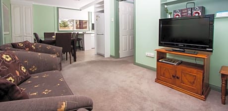 Large Two-Bedroom Apartment (5 Adults)
