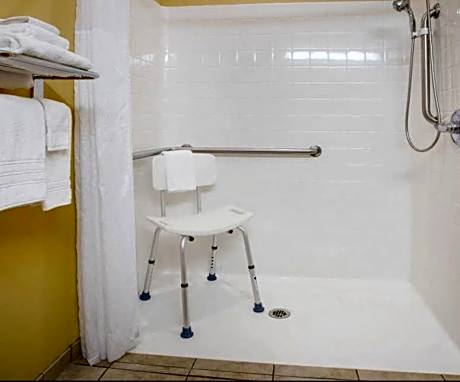 Studio Queen Suite - Accessible/Non-Smoking