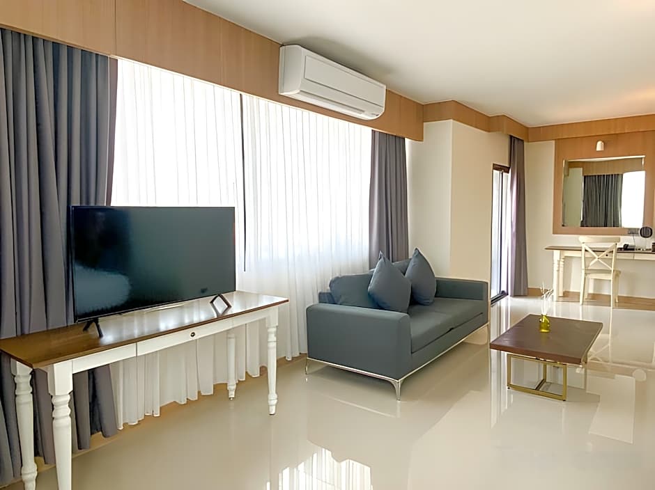 The Sixteenth Naiyang Beach Hotel