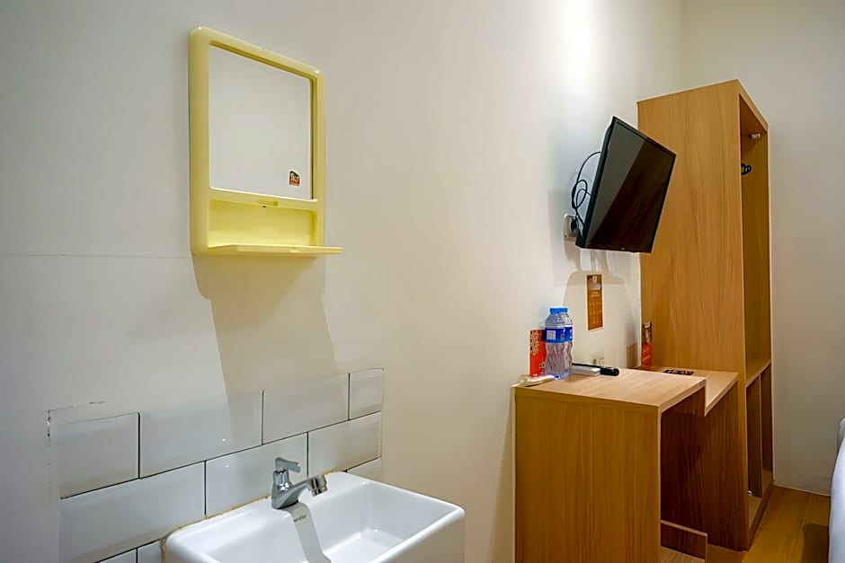 RedDoorz Plus @ Losari Makassar