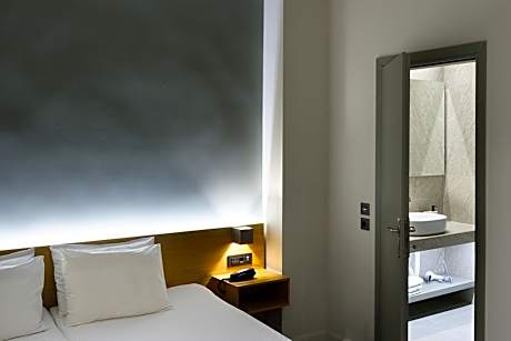 Family Room (3 Adults + 1 Child)