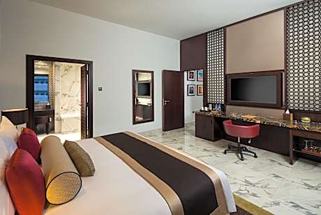 Executive Suite with Balcony , including Soluna Beach Club Access on Palm Jumeirah, early check in at 11am, late check out at 4pm, 25% discount on Food & Beverage (offer valid until 30th September 2026)