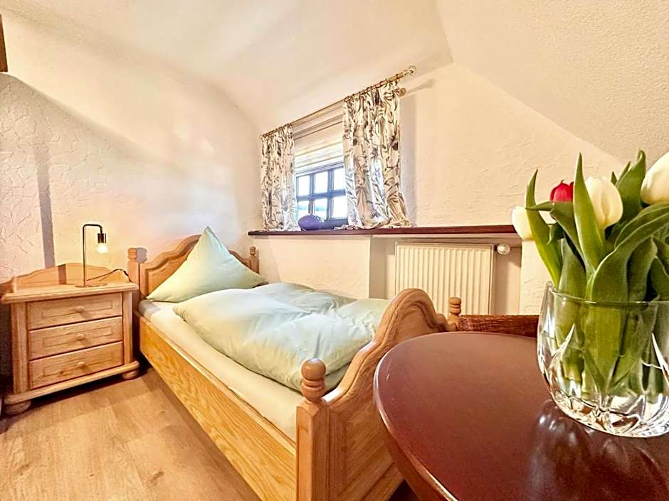 Hotel Deutsches Haus mit WLAN und Parkplatz, HDZ und Kliniken in der Nähe, direkt an der A2 und A30 gelegen