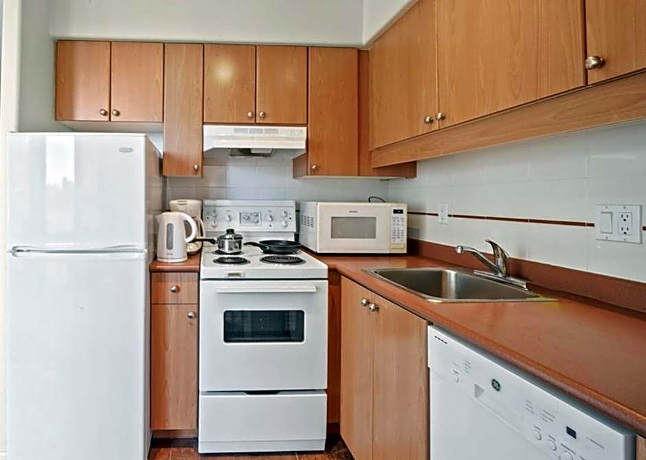 1BD+Den condo, with free parking in Downtown!