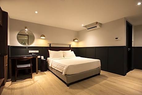 Standard Queen Room (Without Window)