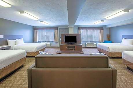 Studio Suite with Four Queen Beds - Non-Smoking