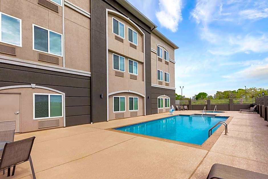 La Quinta Inn & Suites by Wyndham Angleton