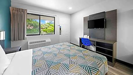 1 Queen Bed | Extended Suite