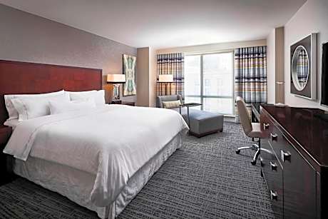 Traditional King Room with Adapted Tub - Mobility Accessible