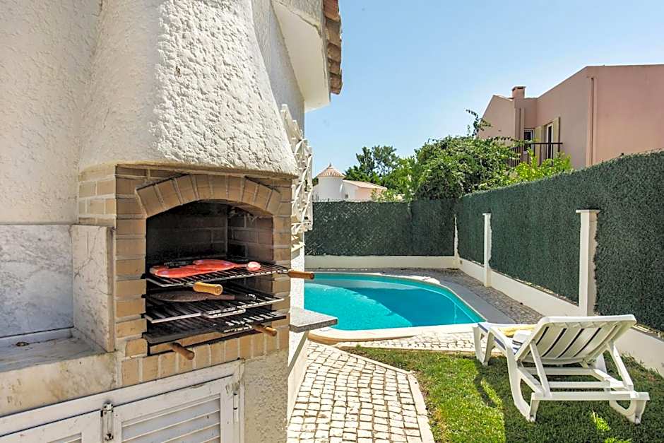 Residential cul-de-sac walking distance to centre, private pool, free AC wifi