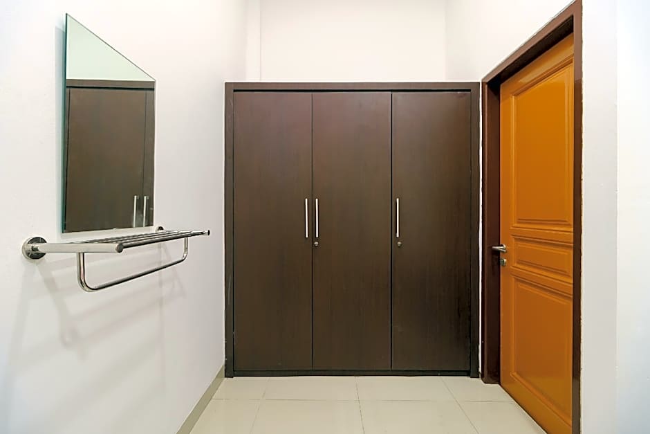 RedDoorz near Kejaksan Station Cirebon 2