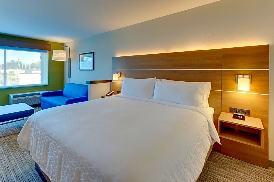 Holiday Inn Express & Suites Roanoke - Civic Center By IHG
