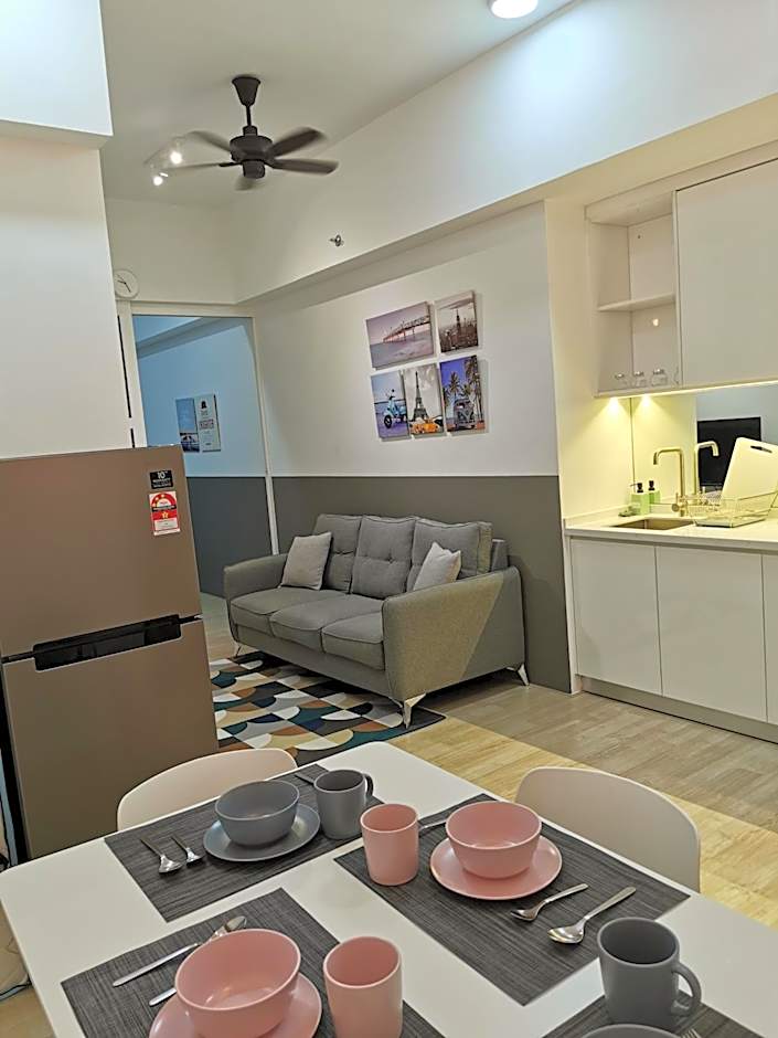 REVO at AURORA PLACE, Pavilion 2, 5 Minutes To AXIATA ARENA BUKIT JALIL FREE WIFI by De Harlequins Guesthouse