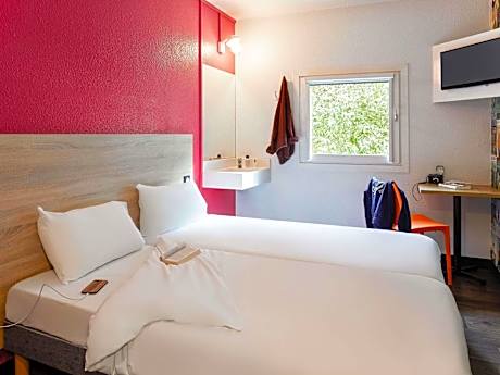 Side-Car Room with Shared Bathroom/WC