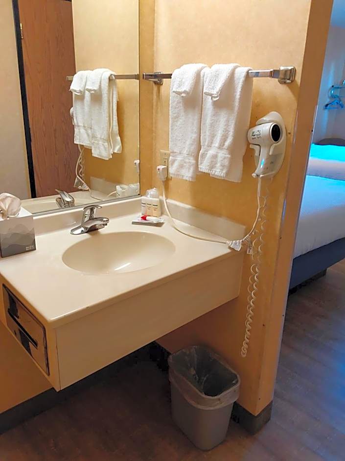 Lavissh Inn and Suites