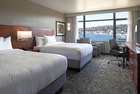 Queen Room with Two Queen Beds and Lake View - High Floor