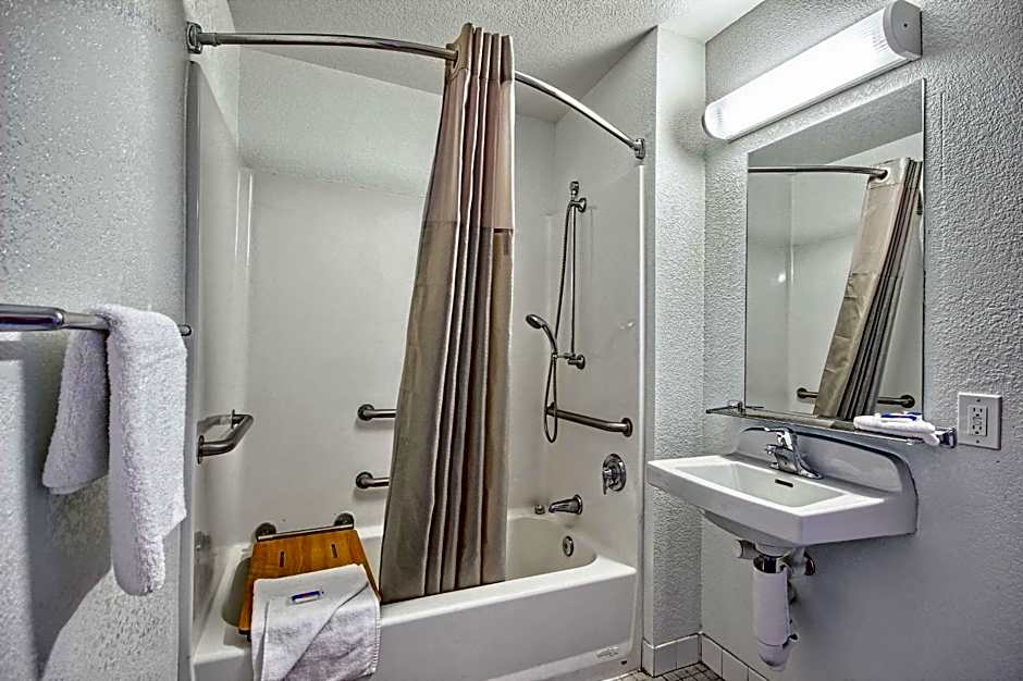 Motel 6 Fresno Blackstone South – Fresno, CA