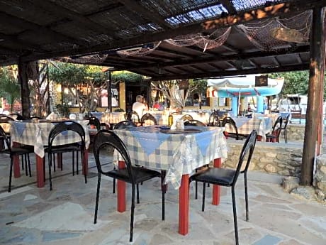 Akrogiali Rooms & Studios