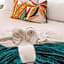 Tropical Oasis - King Beds - Free Netflix & Parking - Fast Wi-Fi