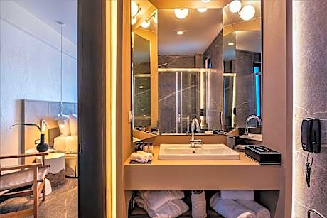 King Sapphire Nest With Sharing Pool