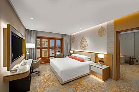 Deluxe King Suite Partial Kaaba View with Living Room - VIP Lounge Access