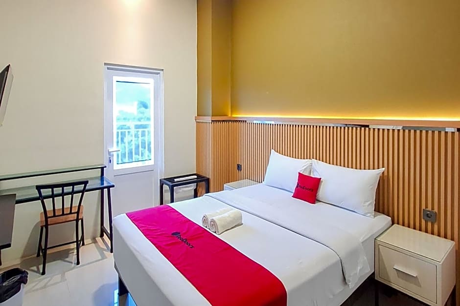 RedDoorz Plus Syariah at Lotus Residence