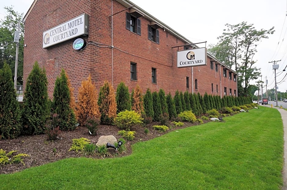 Central Motel Courtyard