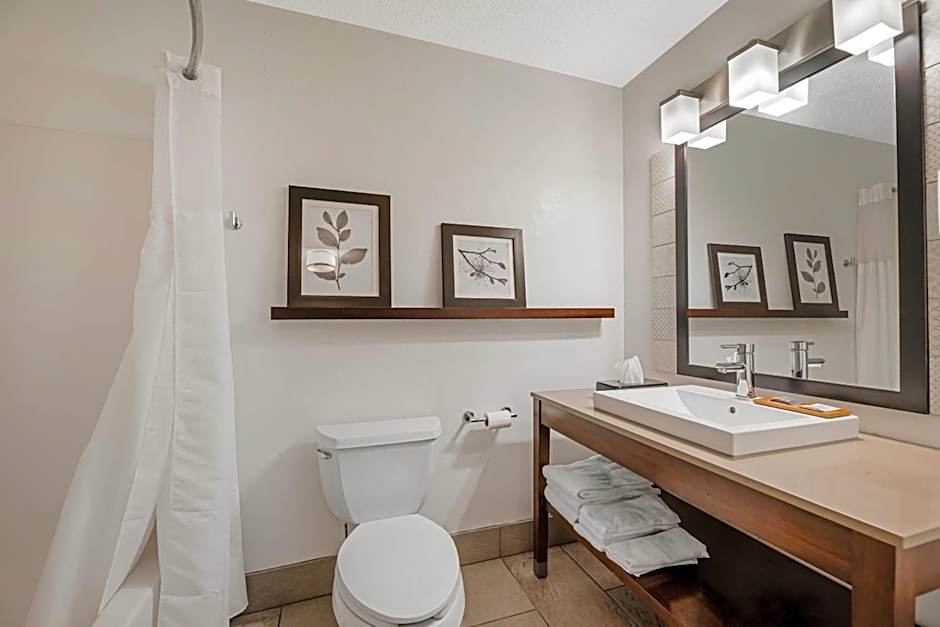 Country Inn & Suites by Radisson, West Bend, WI
