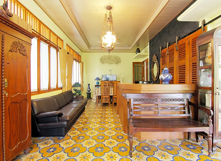 Embe Joglo Homestay by ZUZU