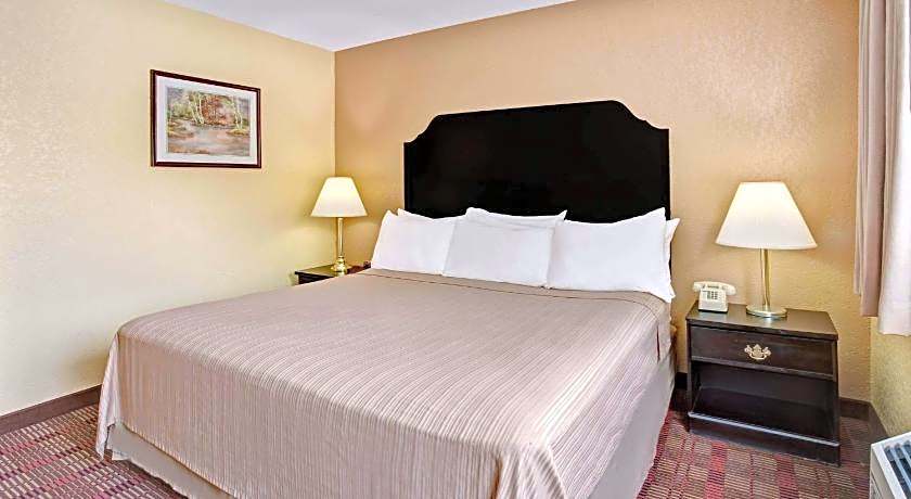 Howard Johnson by Wyndham Pikesville