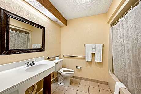 1 Queen Bed, Nonsmoking, Accessible