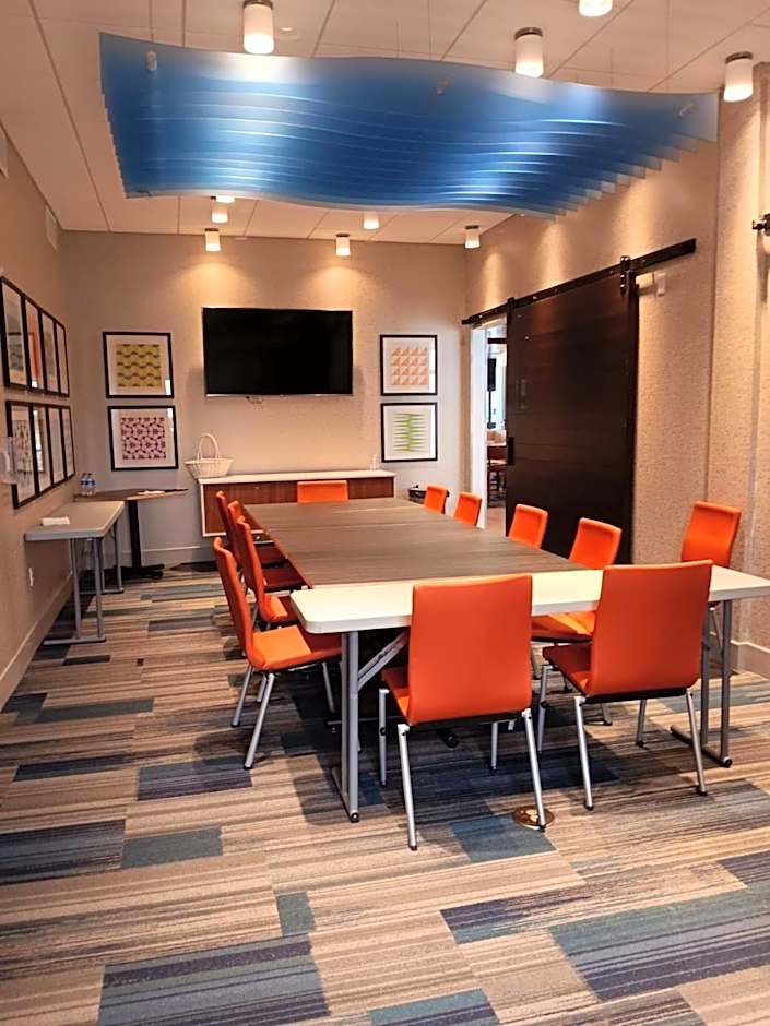 Holiday Inn Express & Suites Racine By IHG