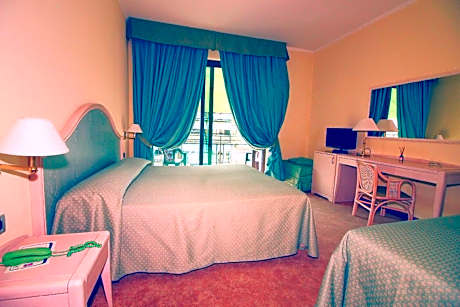 Triple Room with Balcony and Lateral Sea View