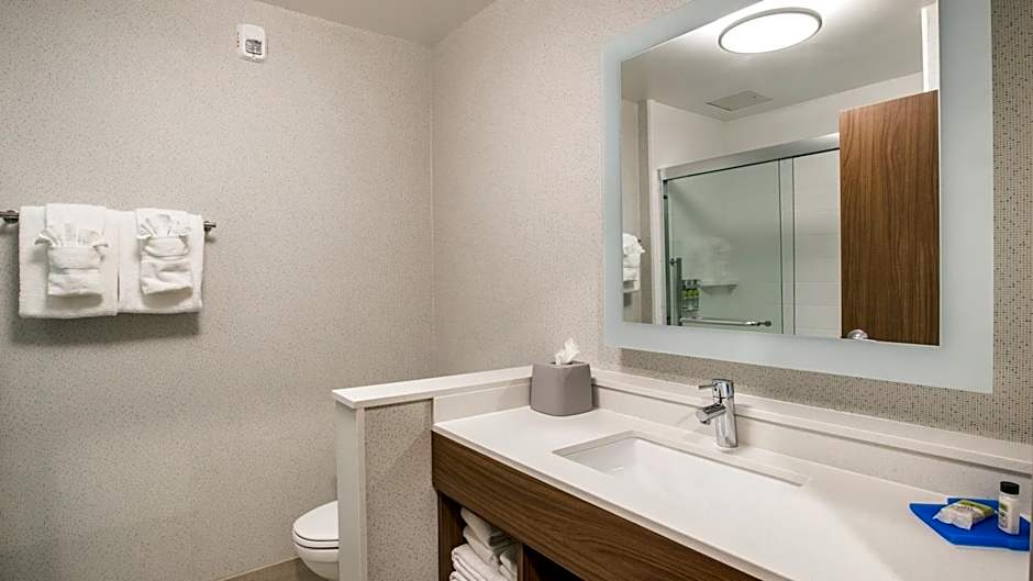 Holiday Inn Express & Suites Racine By IHG