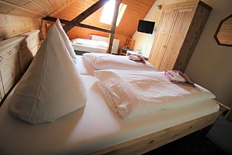 Budget Triple Room with shared bathroom