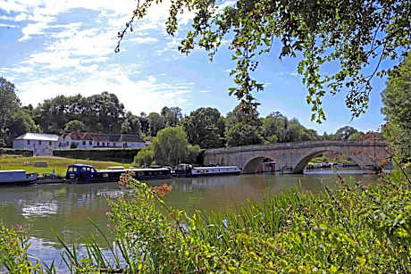 Shillingford Bridge Hotel