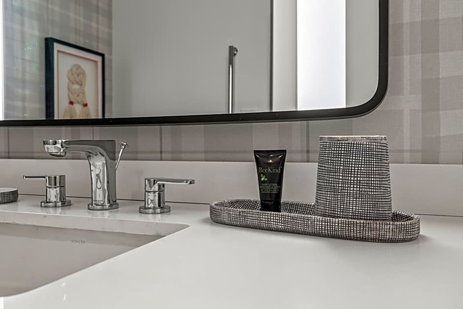 The Highlander at Radford, Tapestry Collection by Hilton