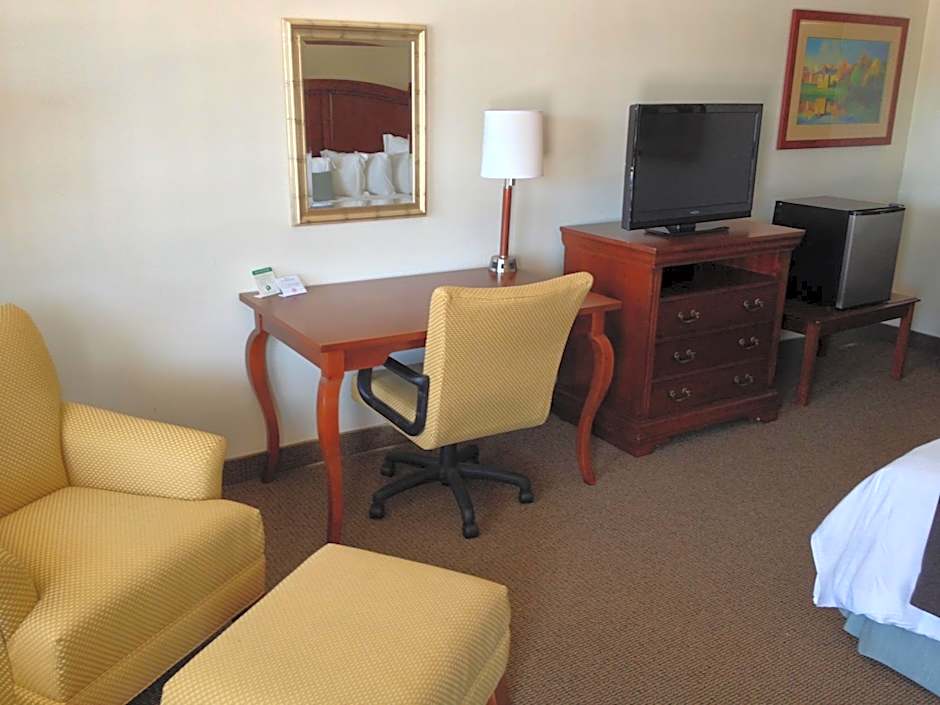 Holiday Hill Inn & Suites
