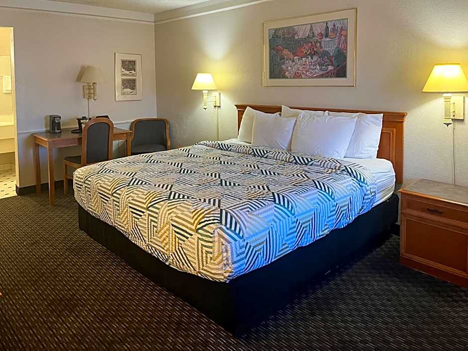 Photo 1 of 5 of Deluxe 1 King Bed