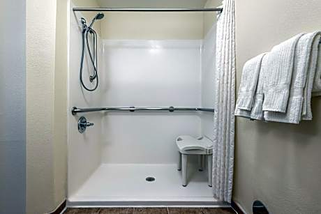 One-Bedroom Suite with Tub - Mobility Accessible