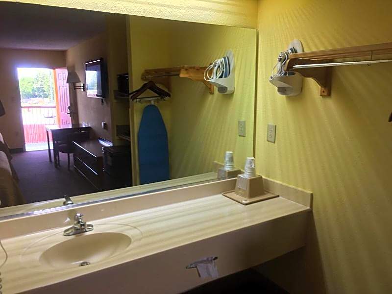FairBridge Inn & Suites Hawkinsville